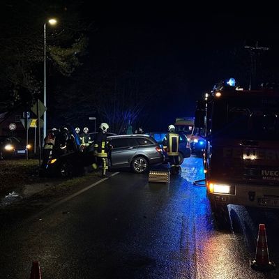 FW-AUR: Zusammenprall zweier PKW / Feuerwehr transportiert Schulkinder