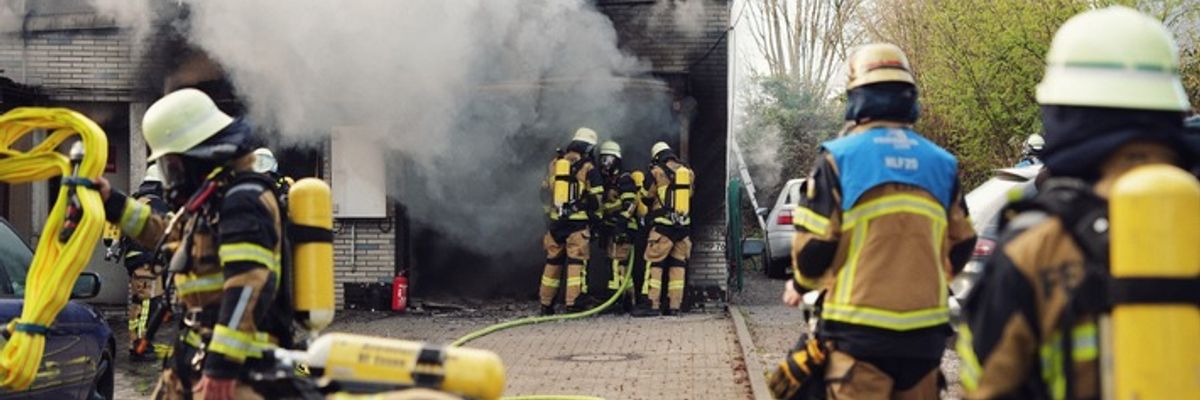 FW-E: Brand in Kfz-Werkstatt - starke Rauchentwicklung und eine verletzte Person