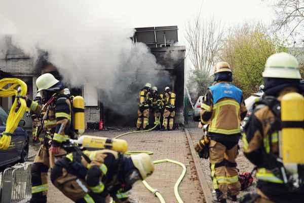 FW-E: Brand in Kfz-Werkstatt - starke Rauchentwicklung und eine verletzte Person