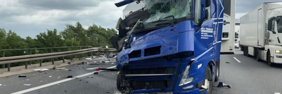 FW Lehrte: LKW Unfall A2 - Verkehrsunfall und ein Einsatz für die Drehleiter: 3 nahezu zeitgleiche Einsätze für die Feuerwehren Lehrte und Ahlten