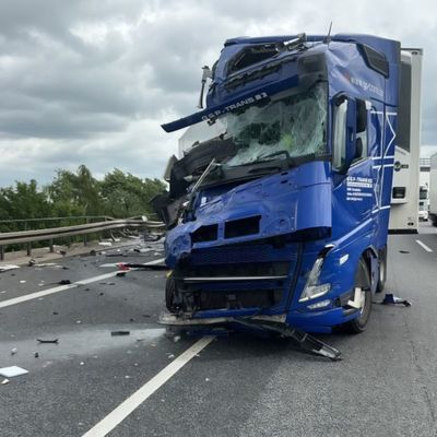 FW Lehrte: LKW Unfall A2 - Verkehrsunfall und ein Einsatz für die Drehleiter: 3 nahezu zeitgleiche Einsätze für die Feuerwehren Lehrte und Ahlten