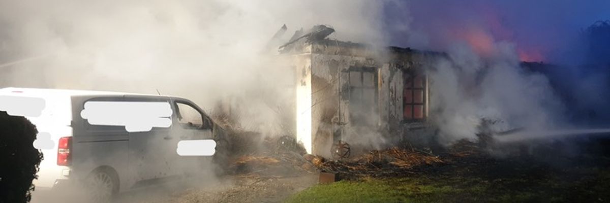 FW-RD: Großbrand in Schülp bei Nortorf (Kreis Rendsburg-Eckernförde) Reetdachgebäude brennt nieder