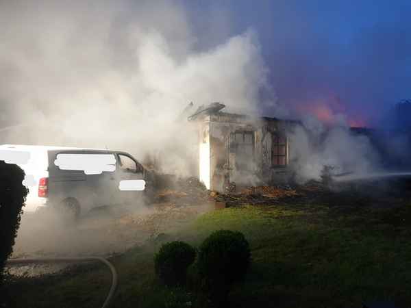 FW-RD: Großbrand in Schülp bei Nortorf (Kreis Rendsburg-Eckernförde) Reetdachgebäude brennt nieder