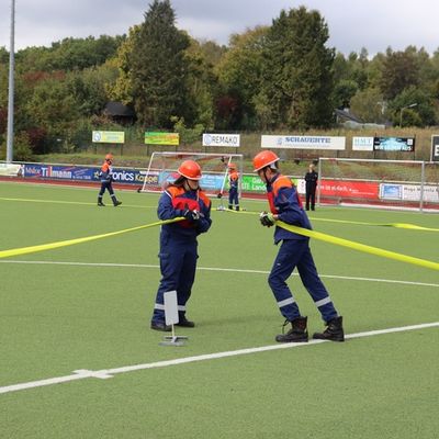FW-OE: Jugendfeuerwehren beweisen Teamgeist bei landesweiter Leistungsspange in Lennestadt