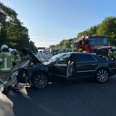FW Lehrte: Verkehrsunfall zwischen PKW und LKW auf der Autobahn - LKW behindern über vier Fahrspuren nebeneinander die Anfahrt der Rettungskräfte