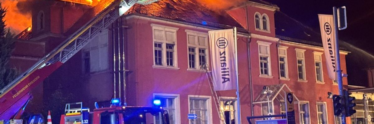 FW Dresden: Großbrand auf der Pirnaer Landstraße - Löscharbeiten dauern an