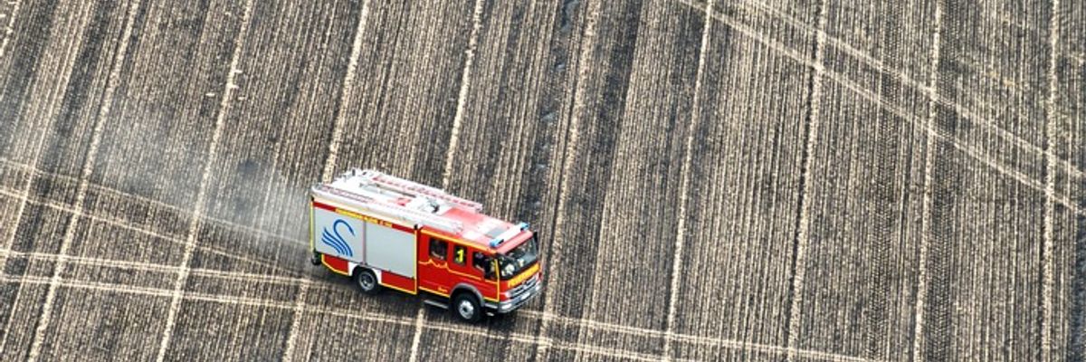 FW-KLE: Großflächiger Vegetationsbrand in Donsbrüggen - Feuerwehr verhindert Übergreifen auf Wohnhaus