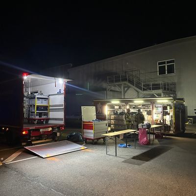 FW Weinheim: Gefahrguteinsatz in Edingen-Neckarhausen. Feuerwehr Weinheim unterstützt mit Atemschutzgeräteträgern und dem Abrollbehälter Atemschutz.