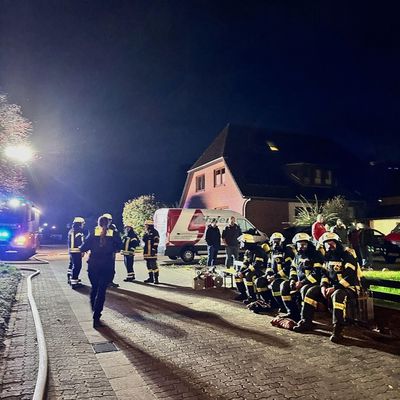 FW-ROW: Zimmerbrand in Sittensen: Mehrere Feuerwehren im Einsatz