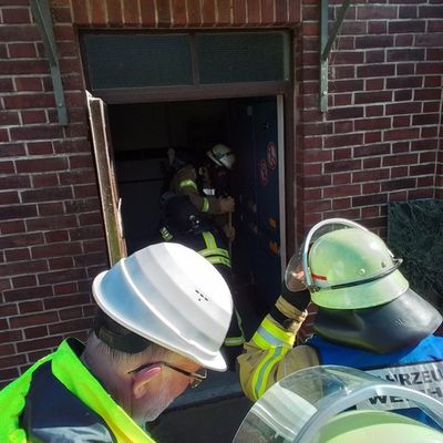 FW Weinheim: Trafostationsbrand in Lützelsachsen. Feuerwehr Weinheim bei extremer Hitze im Einsatz.