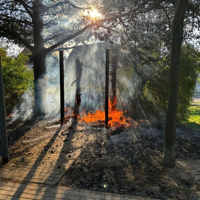 FW Südheide: Holzunterstand mit Dixi-Klo brennen in Hermannsburg