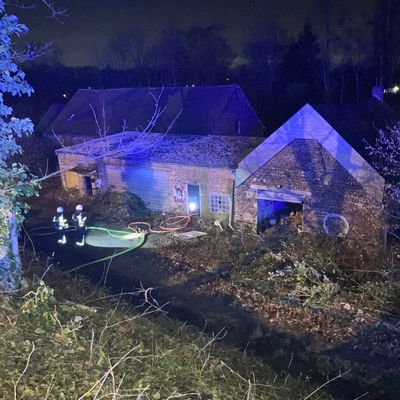 FW-MH: Brand in leerstehender Lagerhalle
