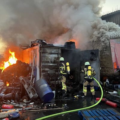 FW-E: Großbrand im Essener Stadthafen - Feuerwehr verhindert Übergreifen auf Lagerhalle
