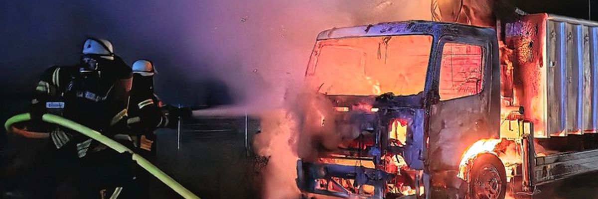 FW Celle: LKW-Brand in der Nacht