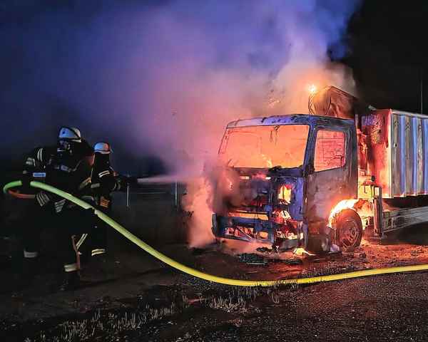 FW Celle: LKW-Brand in der Nacht