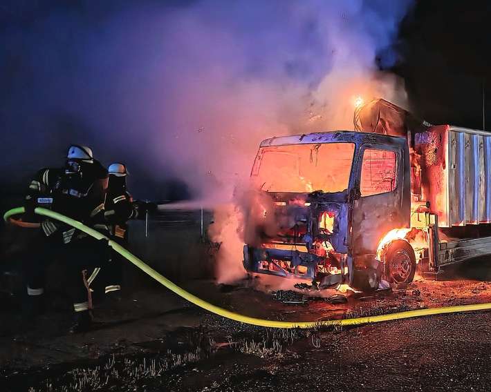 FW Celle: LKW-Brand in der Nacht
