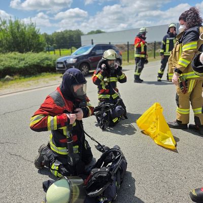 FW-ROW: Brand in Lagerhalle sorgt für starke Rauchentwicklung - MoWaS-Warnung ausgelöst