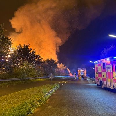 FW-SE: Großbrand auf landwirtschaftlichem Gehöft in Henstedt-Ulzburg. Vier Personen leicht verletzt