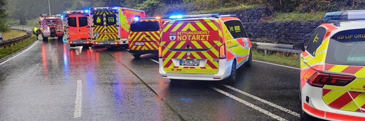 FW Horn-Bad Meinberg: Verkehrsunfall zwischen zwei PKW - eine Person mit Rettungshubschrauber in Spezialklinik geflogen