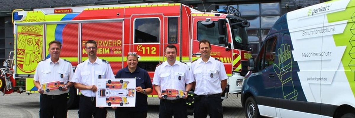 FW-MH: Neuer Feuerwehr-Bastelbogen zum 25-jährigen Jubiläum vorgestellt