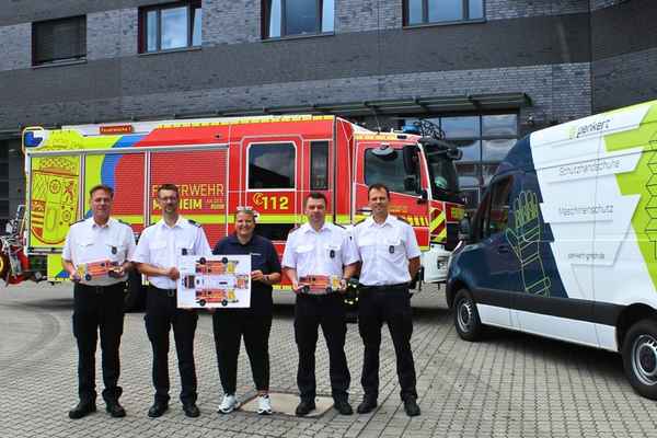 FW-MH: Neuer Feuerwehr-Bastelbogen zum 25-jährigen Jubiläum vorgestellt
