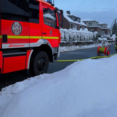 FW-PI: Vollbrand einer Garage: Feuerwehren aus Rellingen und Egenbüttel im Einsatz