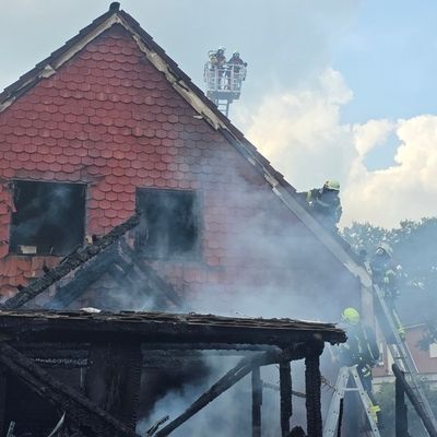 FW Bad Segeberg: Brand eines Anbaus in voller Ausdehnung - zwei Katzen gerettet