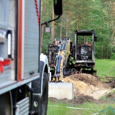 FW Hambühren: Nachlöscharbeiten im Wald nach Baggerbrand - Ausbreitung auf Waldgebiet verhindert