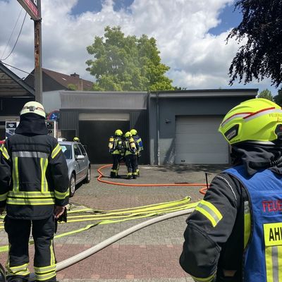 FW-WAF: Feuer in KFZ Werkstatt