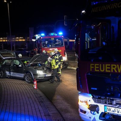 FW LK Neunkirchen: Drei Verletzte bei Unfall - Feuerwehr rettet Schwerverletzte aus Wrack
