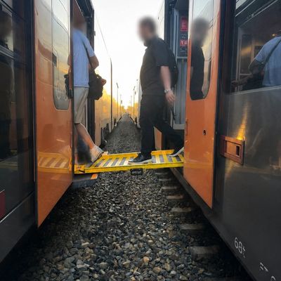 FW Düren: Zug bleibt auf freier Strecke liegen - Feuerwehr betreut rund 200 Fahrgäste zwischen Düren und Langerwehe