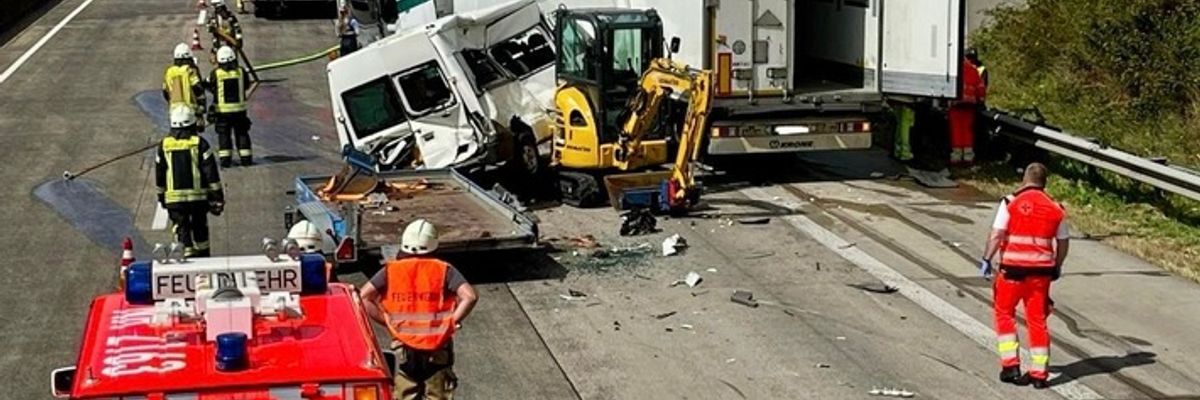 FW VG Asbach: Verkehrsunfall auf der A3 - Lkw und Transporter kollidieren / langer Rückstau am Montagmittag