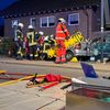 FW Bad Honnef: Schwerer Verkehrsunfall mit zwei Verletzten - PKW kollidiert mit geparkten Fahrzeugen und Carport