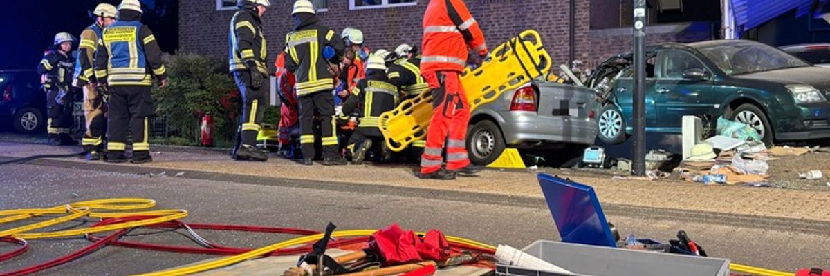 FW Bad Honnef: Schwerer Verkehrsunfall mit zwei Verletzten - PKW kollidiert mit geparkten Fahrzeugen und Carport