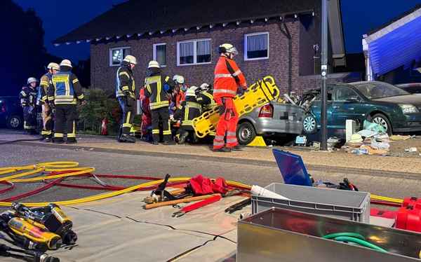 FW Bad Honnef: Schwerer Verkehrsunfall mit zwei Verletzten - PKW kollidiert mit geparkten Fahrzeugen und Carport