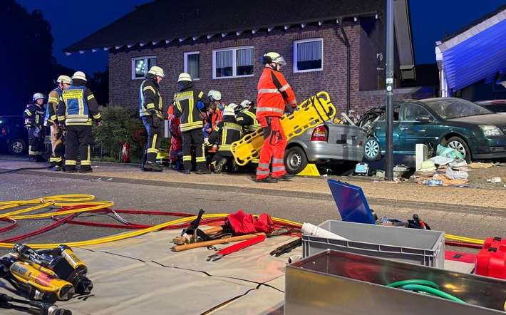 FW Bad Honnef: Schwerer Verkehrsunfall mit zwei Verletzten - PKW kollidiert mit geparkten Fahrzeugen und Carport