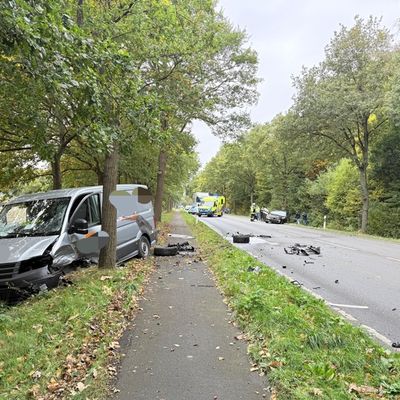 FFW Schiffdorf: Transporter und Pkw kollidieren - eine Person leicht verletzt