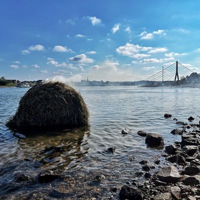 FW-NE: Kurioser Einsatz am Rhein | Brennender Heuballen im Wasser sorgt für Feuerwehreinsatz
