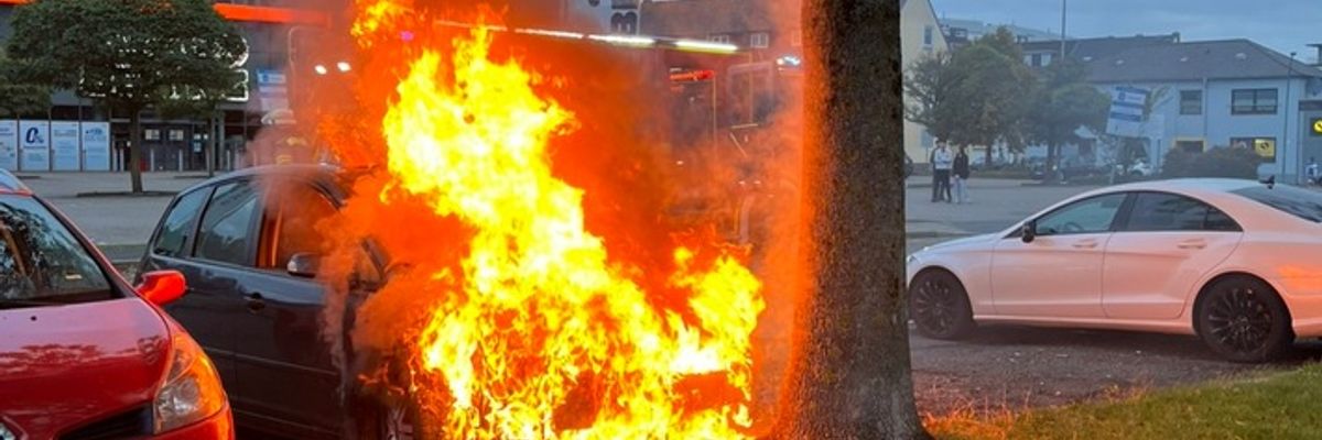 FW Bremerhaven: Motorraum in Vollbrand