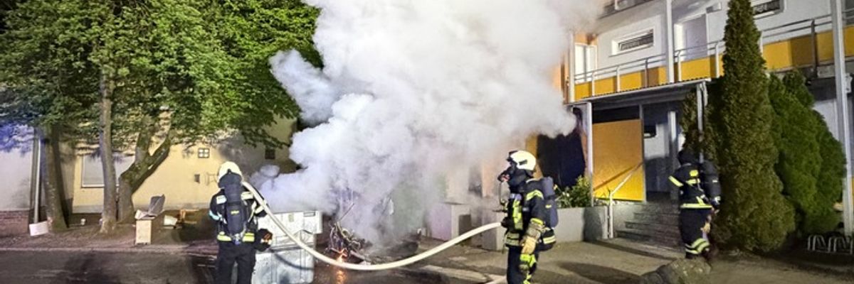 FW-MK: Nächtlicher Brand an einem Gebäude am "Sonnenweg"