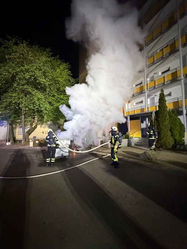 FW-MK: Nächtlicher Brand an einem Gebäude am "Sonnenweg"