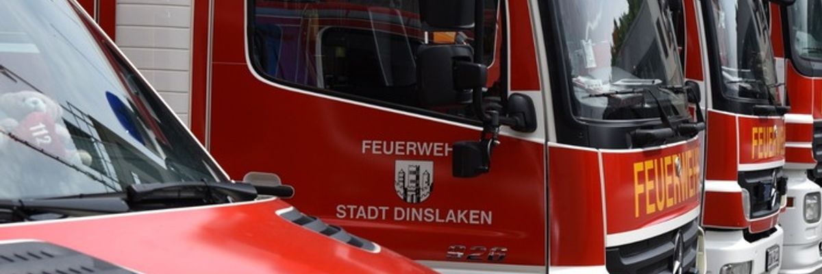 FW Dinslaken: Beschädigte Gasleitung bei Tiefbauarbeiten