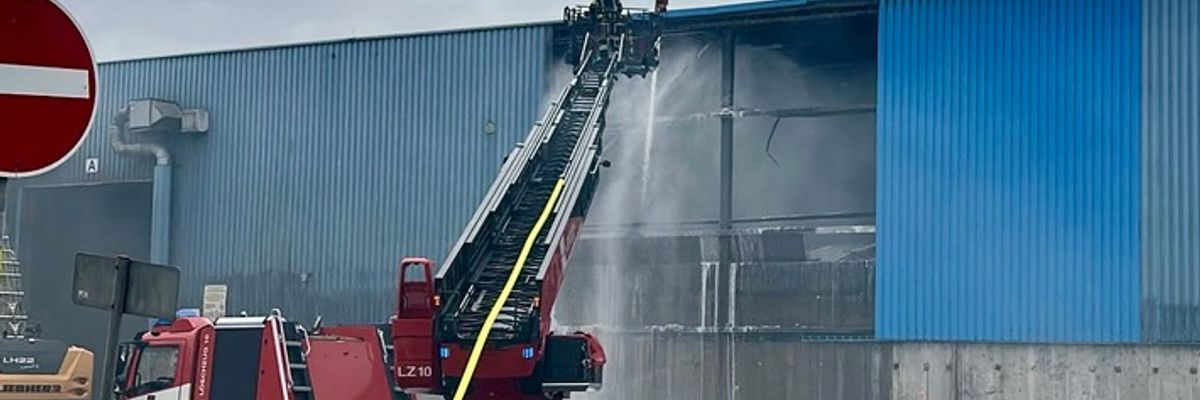 FW-NE: Brand in einer Halle eines Entsorgungsbetriebs | Keine Verletzten