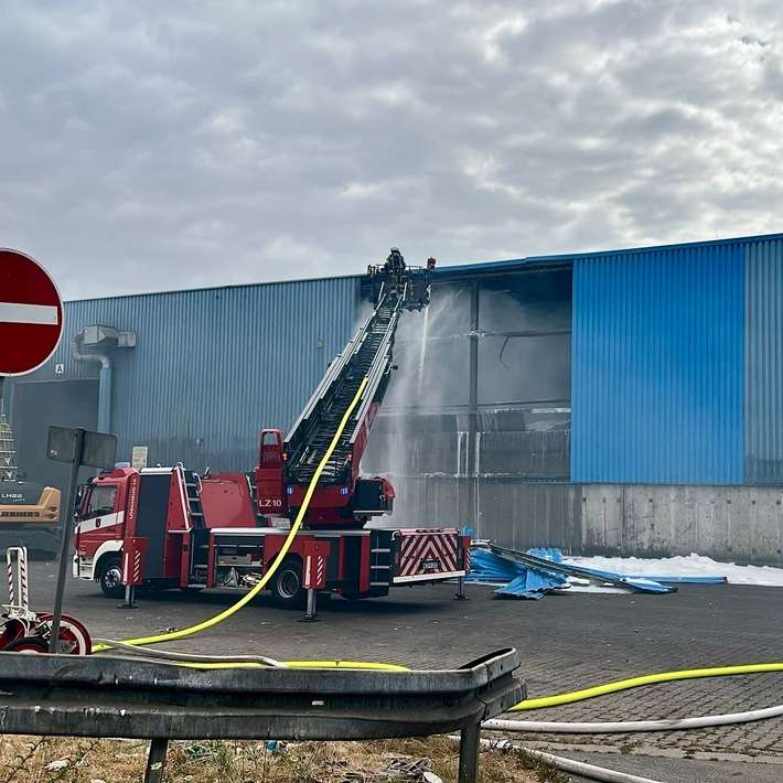 FW-NE: Brand in einer Halle eines Entsorgungsbetriebs | Keine Verletzten