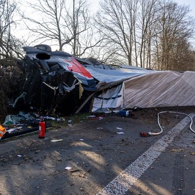 FW Porta Westfalica: 22.01.2026 - A2: Schwerer LKW-Unfall / 1 Verletzter