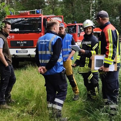FW Lüchow-Dannenberg: +++ Waldbrandübung in Lüchow-Dannenberg +++ Feldbrand bei Clenze breitet sich aus +++ Insgesamt 8ha Waldgebiet betroffen +++ Feuerwehr hat Probleme mit engen und zugewachsenen Wegen +++