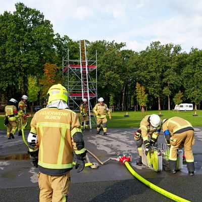 FW-PB: Mehr als 400 Feuerwehrleute kommen gehörig ins Schwitzen