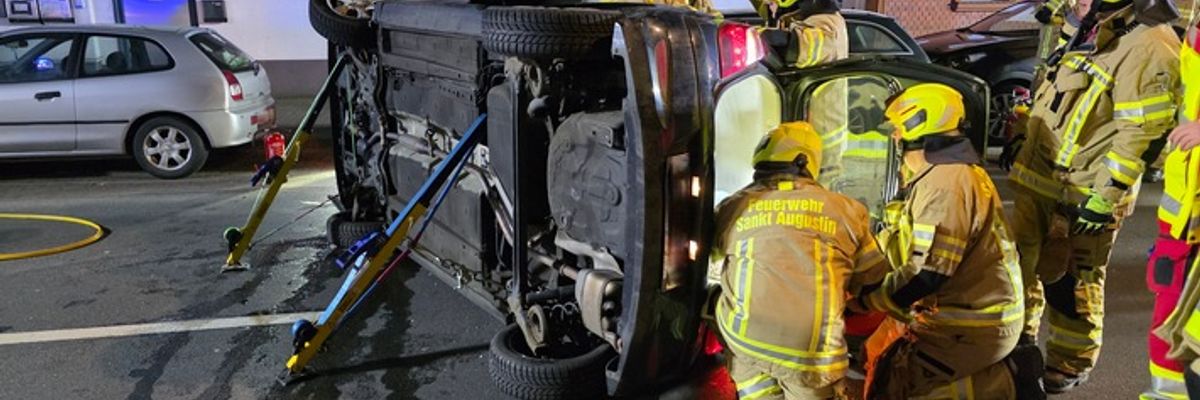 FW Sankt Augustin: Freiwillige Feuerwehr befreit Fahrerin aus Unfallfahrzeug