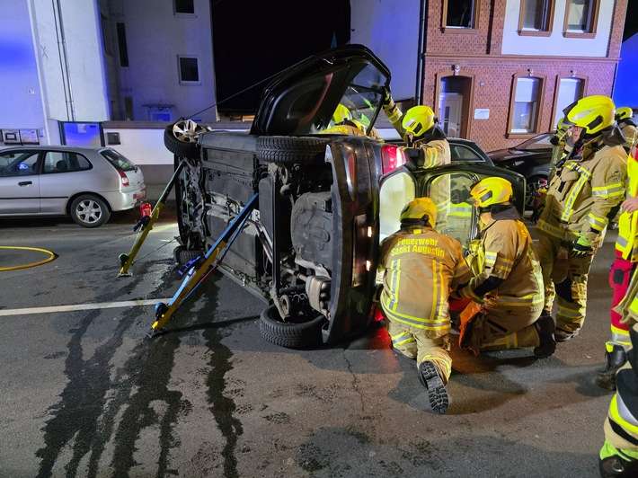 FW Sankt Augustin: Freiwillige Feuerwehr befreit Fahrerin aus Unfallfahrzeug