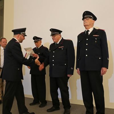 FW Bad Segeberg: Jahreshauptversammlung der Freiwilligen Feuerwehr Bad Segeberg Eine besondere und erstmalige Auszeichung für den ausgeschiedenen Zugführer